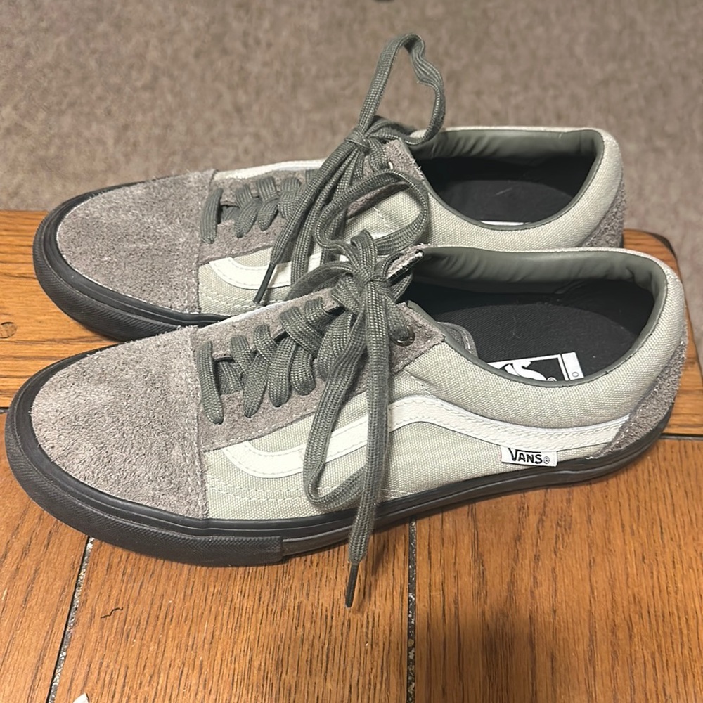 Dark green suede ultra cush van skateboarding shoes size 8.5 in men’s.